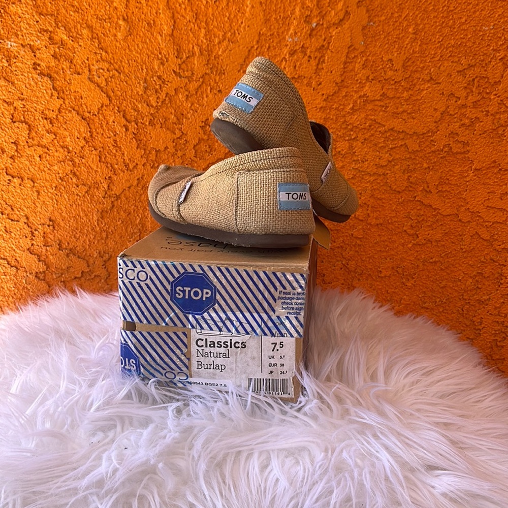 Tom’s Classics Natural Burlap size 7.5 in good condition